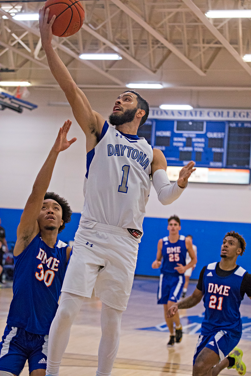 Men's basketball player dominates his competitors